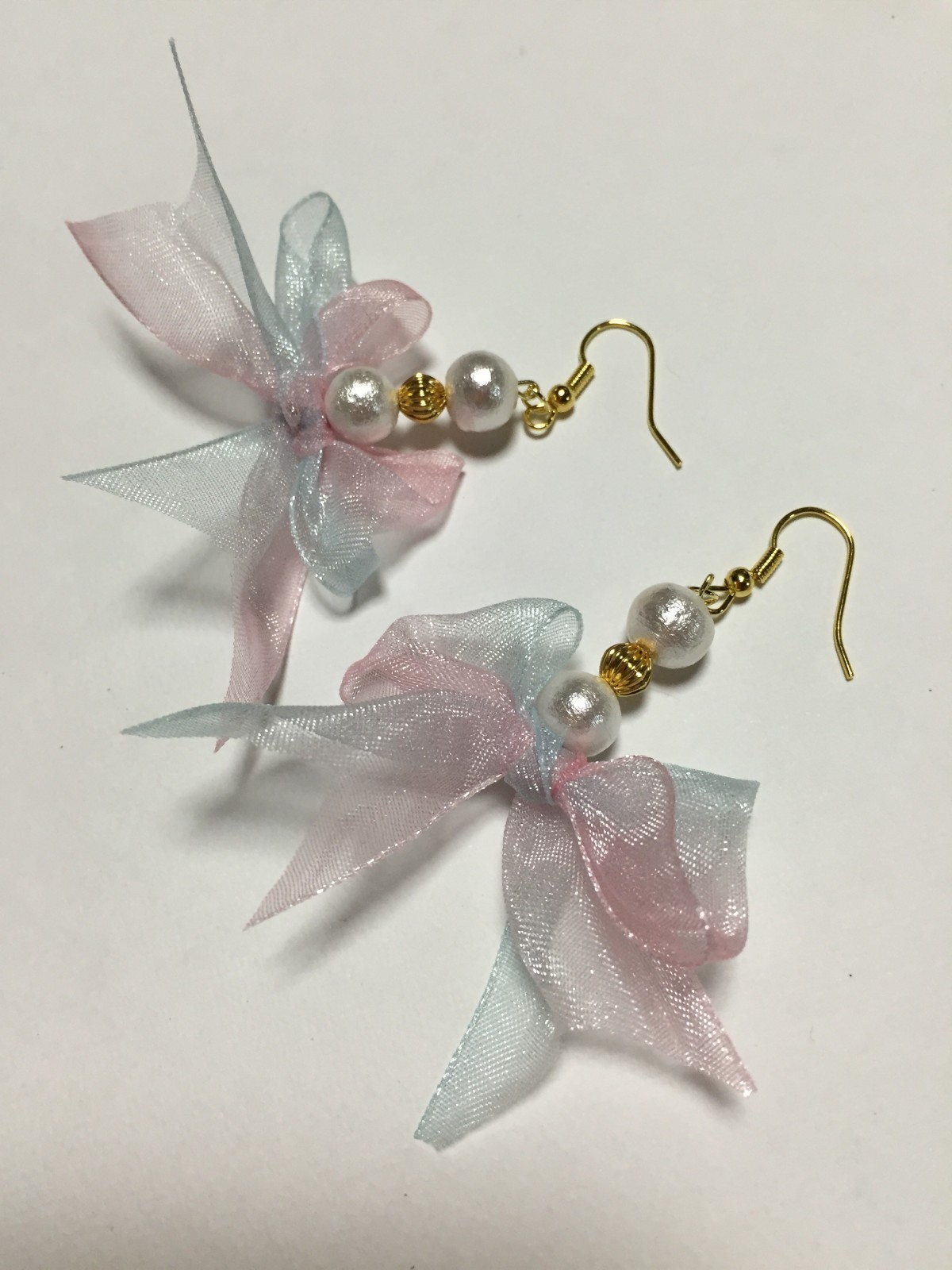 オーガンジーリボンとコットンパールのピアス ピンク Iichi ハンドメイド クラフト作品 手仕事品の通販