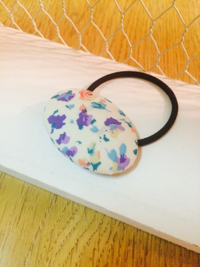 くるみボタン ガーリーなフラワーデザインのヘアゴム Iichi ハンドメイド クラフト作品 手仕事品の通販