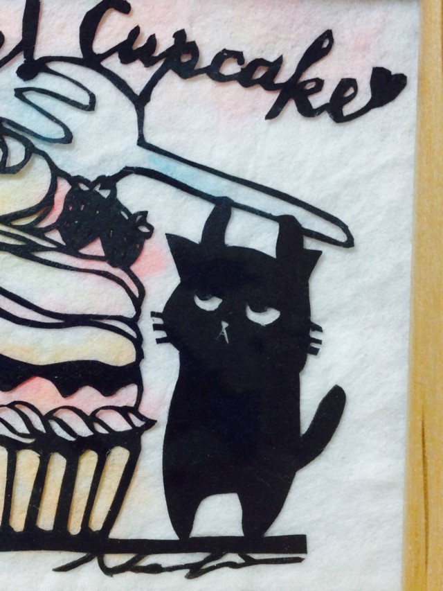 ミニ切り絵 なまいき猫ちゃんとカップケーキ Iichi ハンドメイド クラフト作品 手仕事品の通販