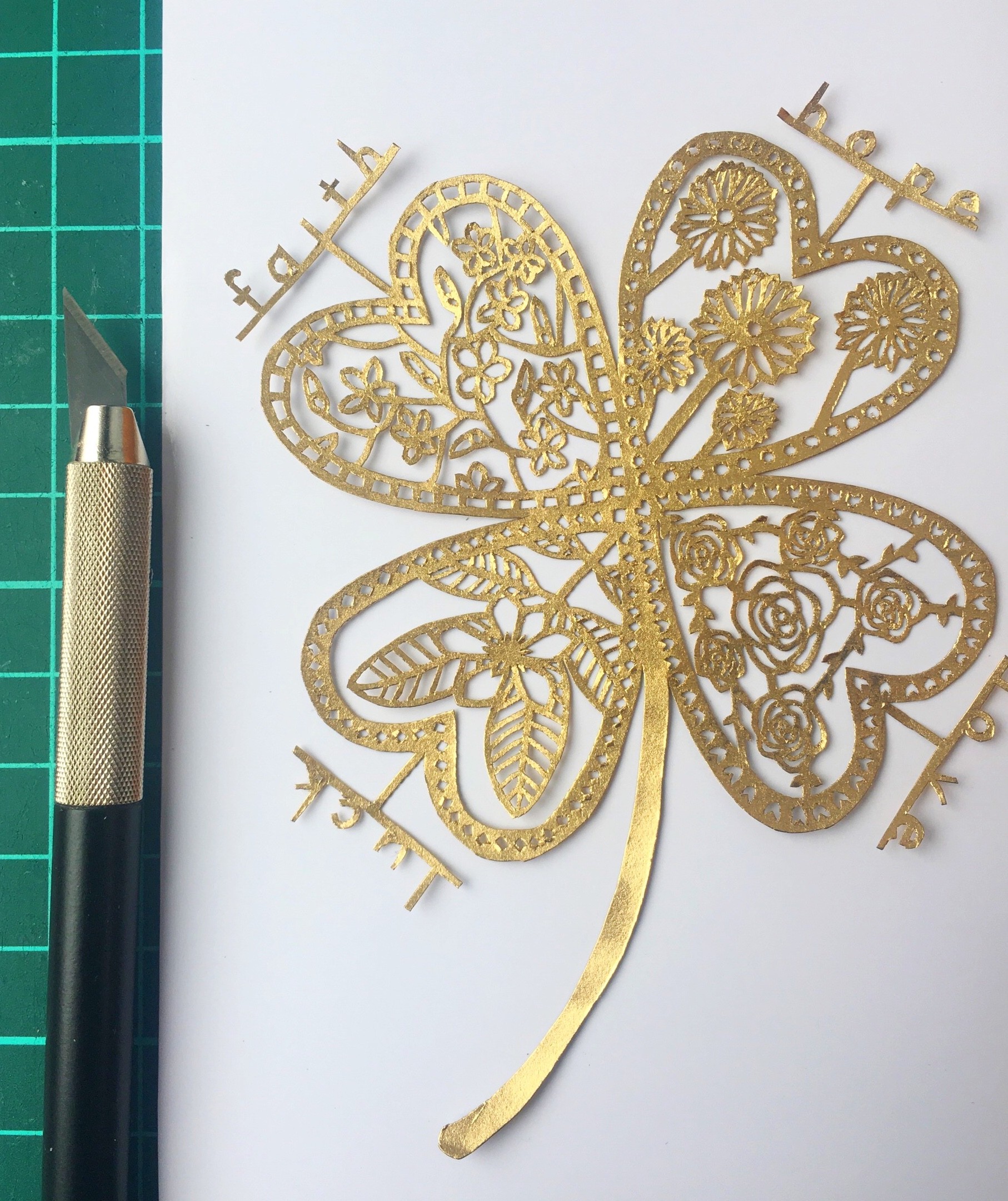 切り絵 幸せな四つ葉のクローバー 金 額つき ギフト プレゼント お祝い Iichi ハンドメイド クラフト作品 手仕事品の通販 切り絵 幸せな四つ葉のクローバー 金 額つき ギフト プレゼント お祝い Iichi ハンドメイド クラフト作品 手仕事品の通販