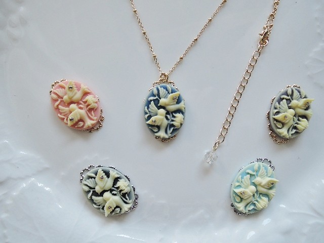 可愛いツインバード アクリルカメオ 16kgp製デザインビーズチェーンネックレス 5色からお選びください 4 Iichi ハンドメイド クラフト作品 手仕事品の通販