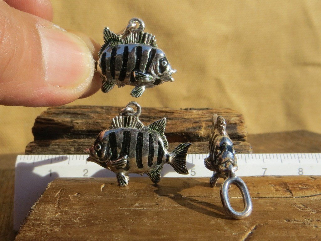 お魚シルバー イシダイ 銀 七宝焼 ペンダント シルバー ガラス 海 釣り エナメル Iichi ハンドメイド クラフト作品 手仕事品の通販