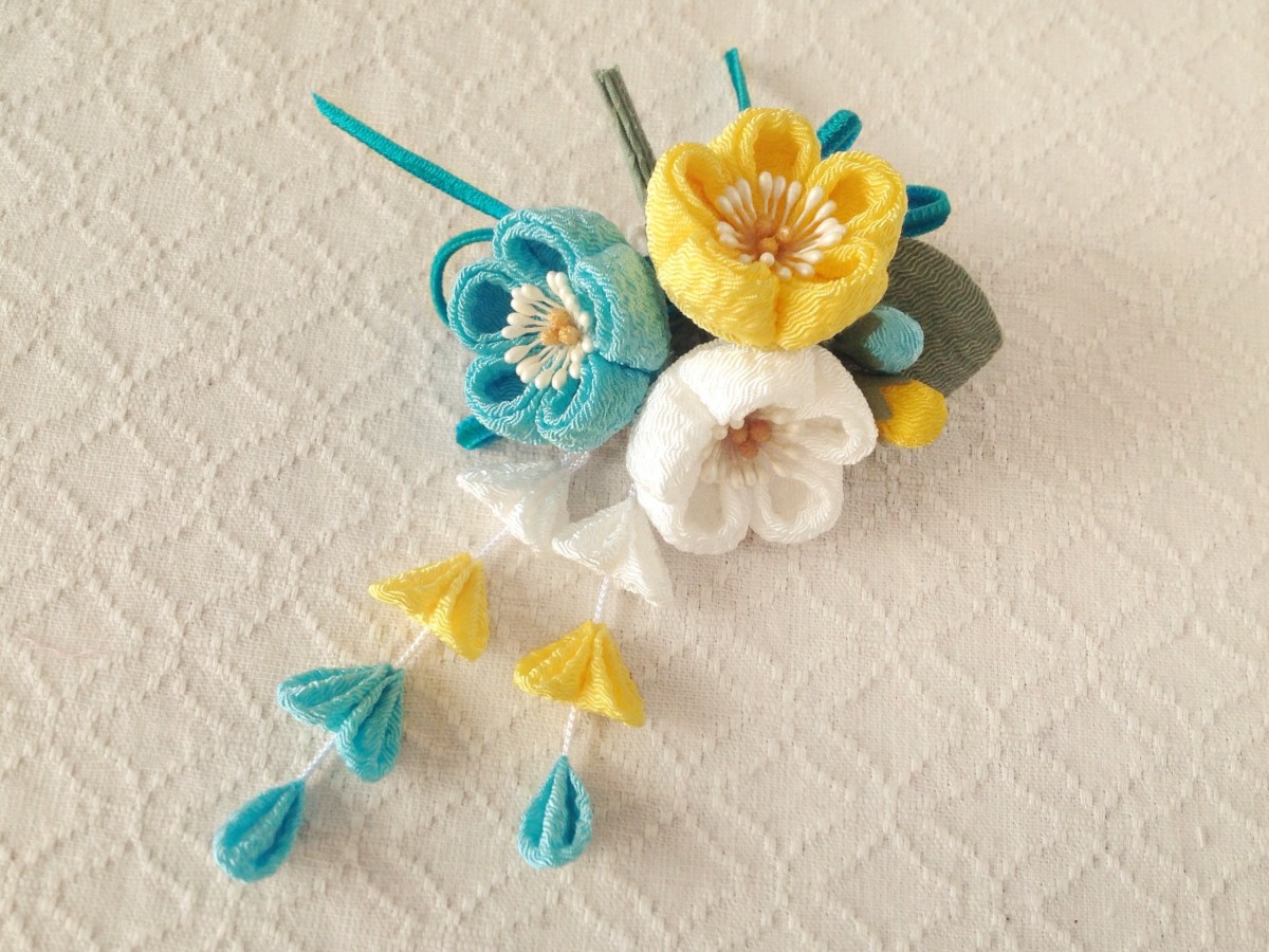 つまみ細工 藤下がり付き梅三輪とベルベットリボンの髪飾り 白とレモンと空色 Iichi ハンドメイド クラフト作品 手仕事品の通販