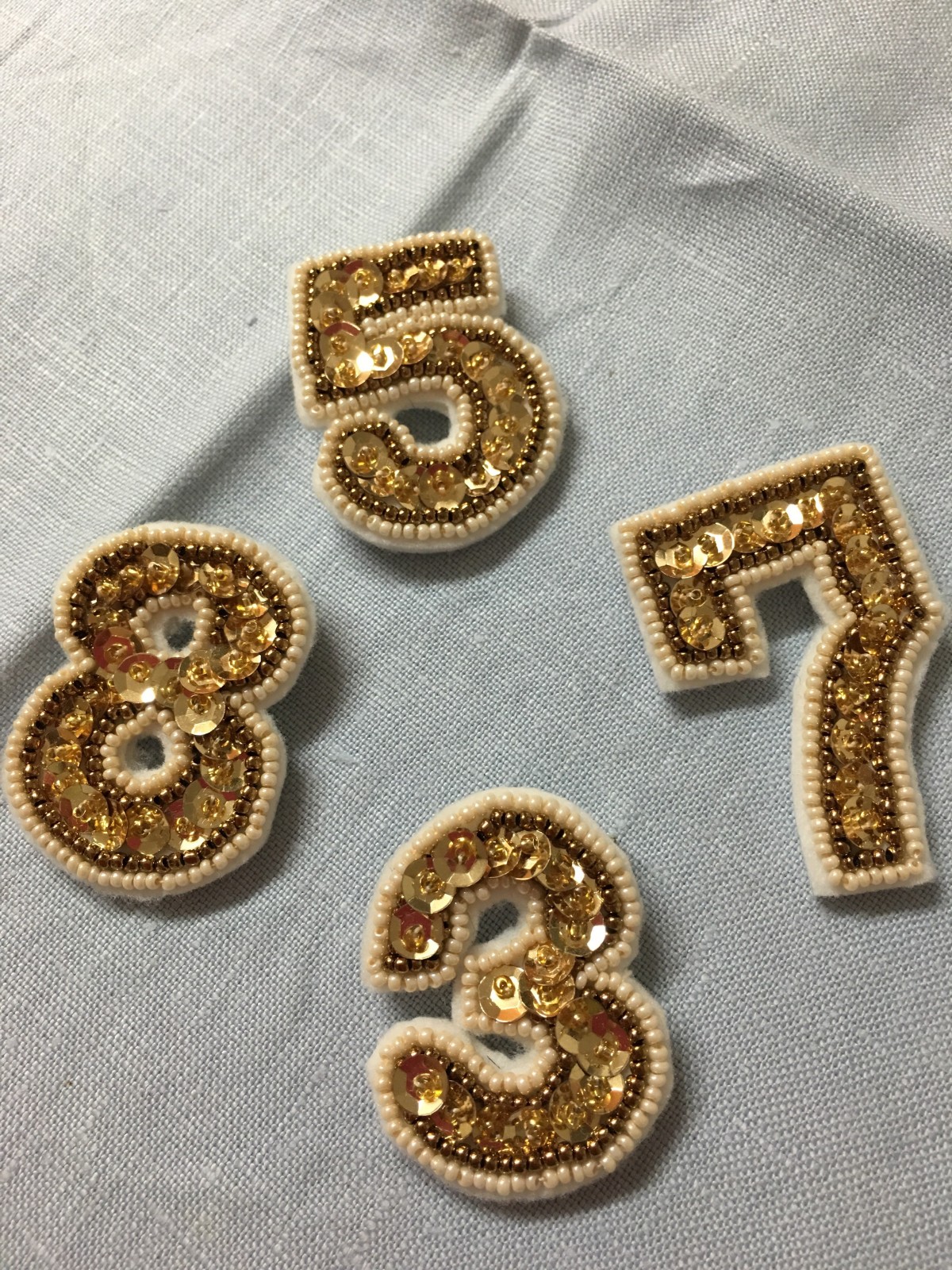 フエルトビーズのブローチ（数字） | iichi ハンドメイド・クラフト 