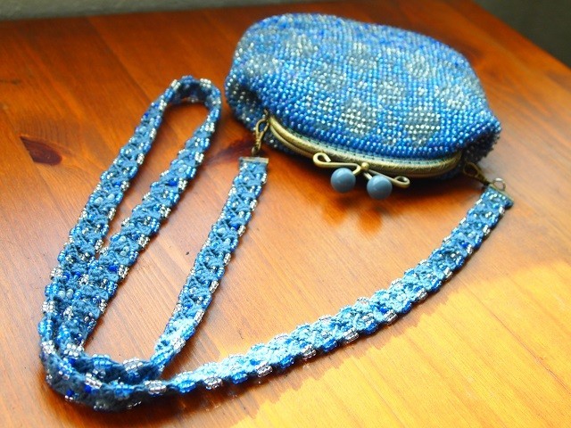 ビーズ編みバッグ-ブルーグレーの透かし模様入りがま口 | iichi 