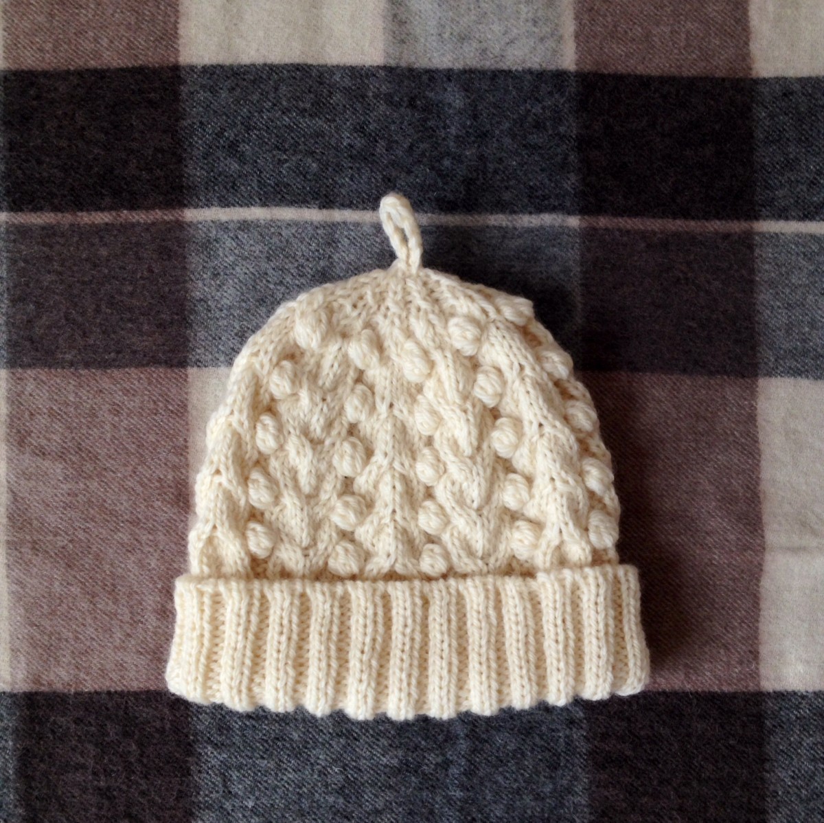 白い木の実のニット帽 Iichi ハンドメイド クラフト作品 手仕事品の通販