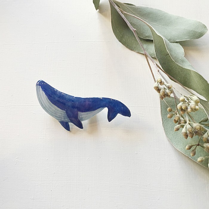 青を溶かす くじらのプラ板ブローチ Iichi ハンドメイド クラフト作品 手仕事品の通販
