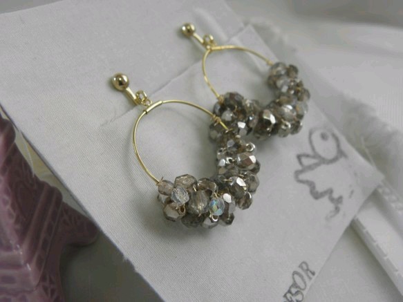 グレイキャルの大人可愛いイヤリング Iichi ハンドメイド クラフト作品 手仕事品の通販