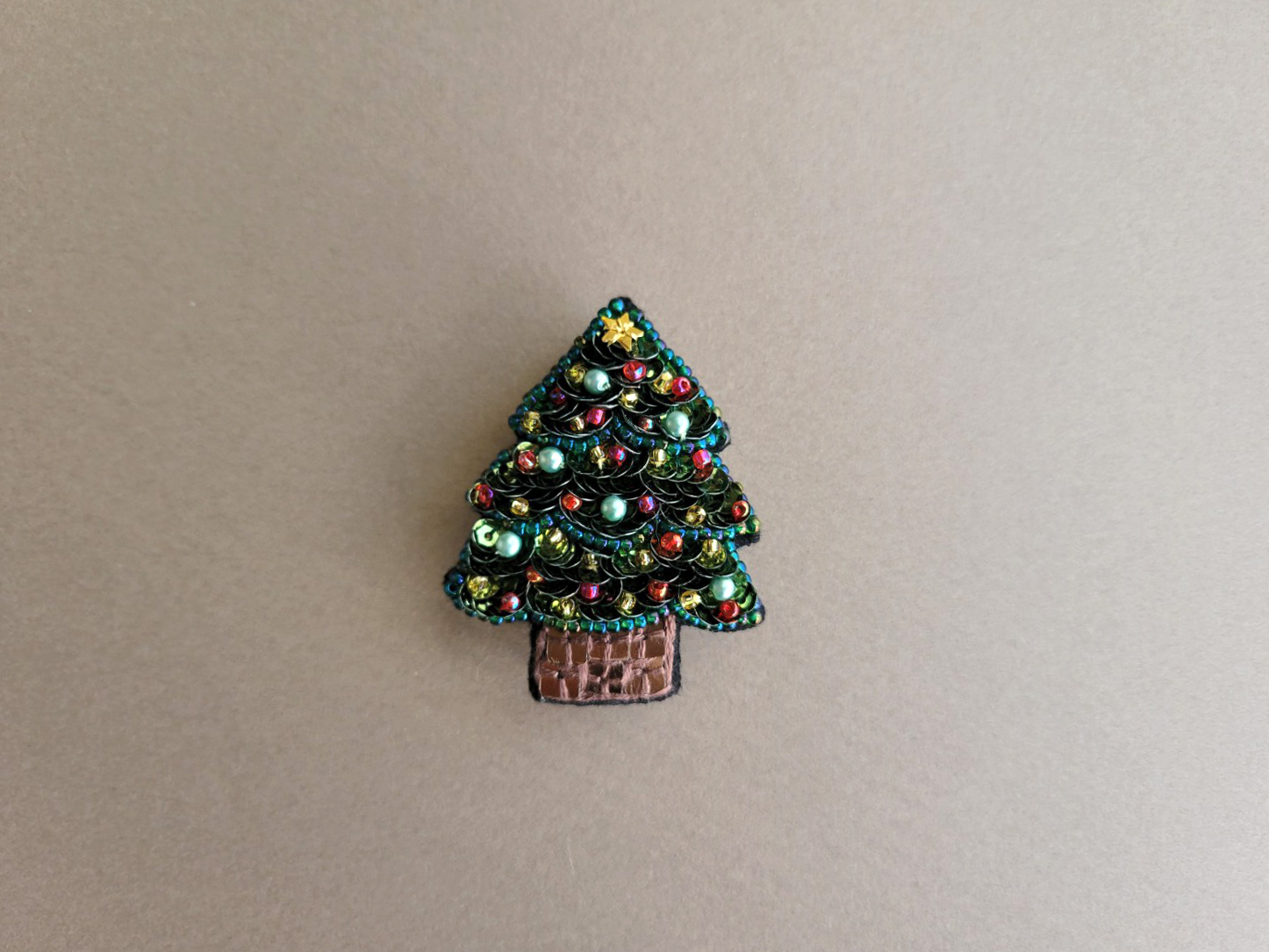 華やかなクリスマスツリーのブローチ 再販 | iichi ハンドメイド 