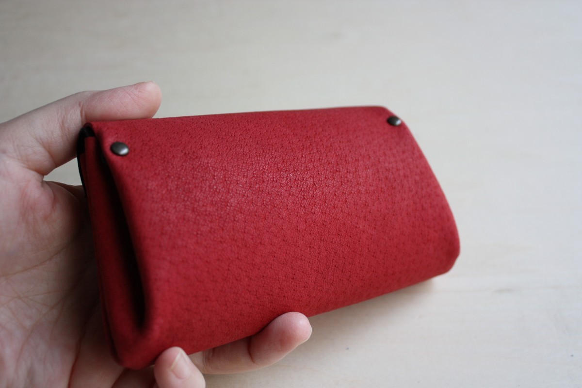 ピッグスキンの小さなお財布 赤 黒 Iichi ハンドメイド クラフト作品 手仕事品の通販