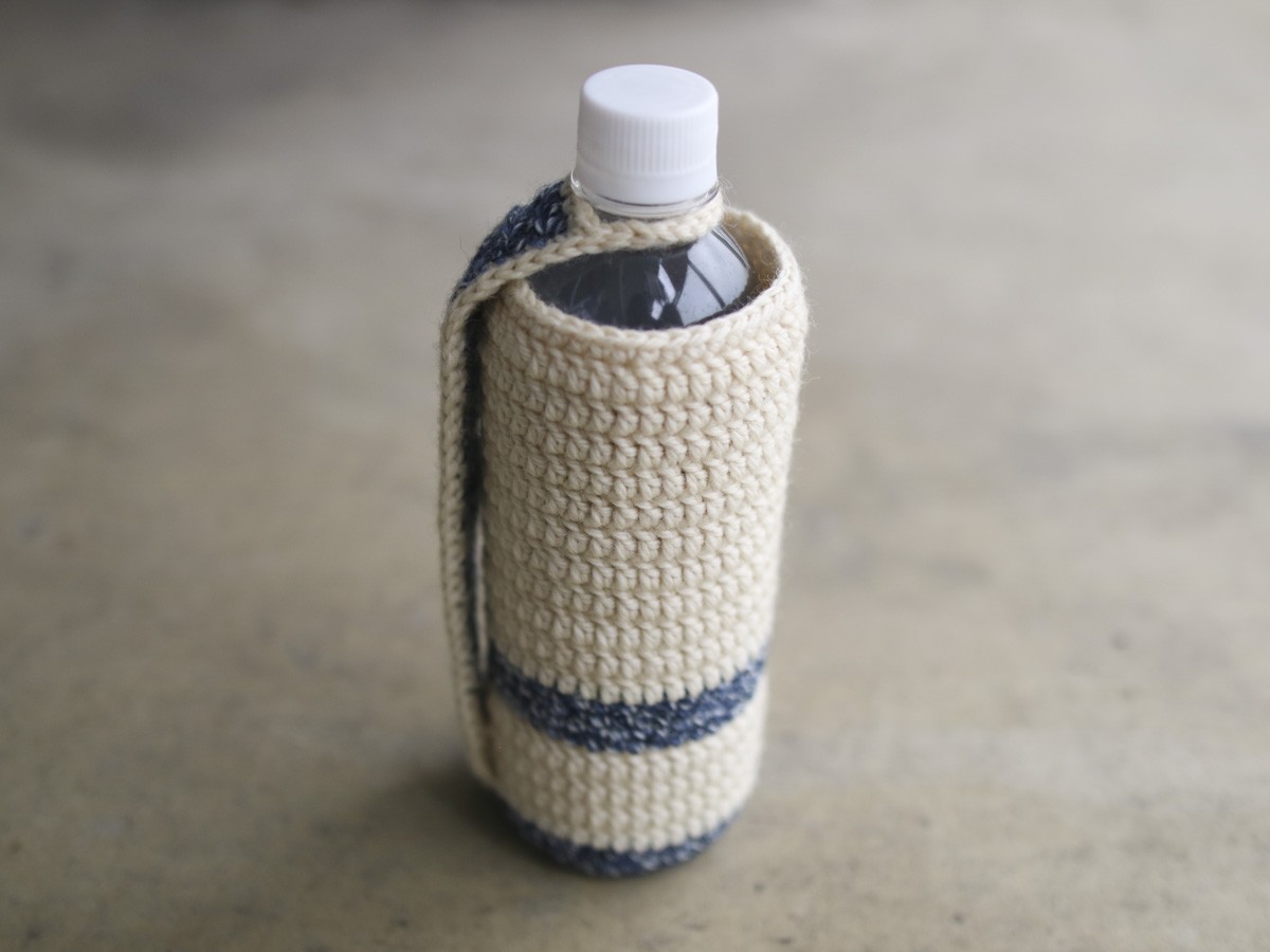 ニット編みの500mlペットボトルホルダー ストラップ付き Iichi ハンドメイド クラフト作品 手仕事品の通販