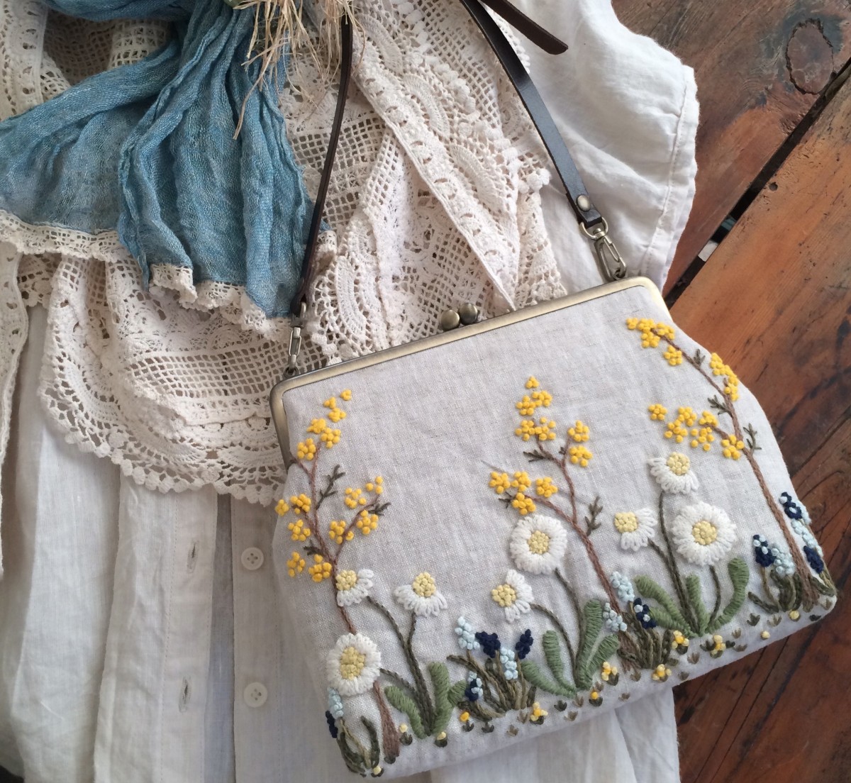 野の花手刺繍がま口ショルダーバッグ ホワイトデージー Iichi ハンドメイド クラフト作品 手仕事品の通販