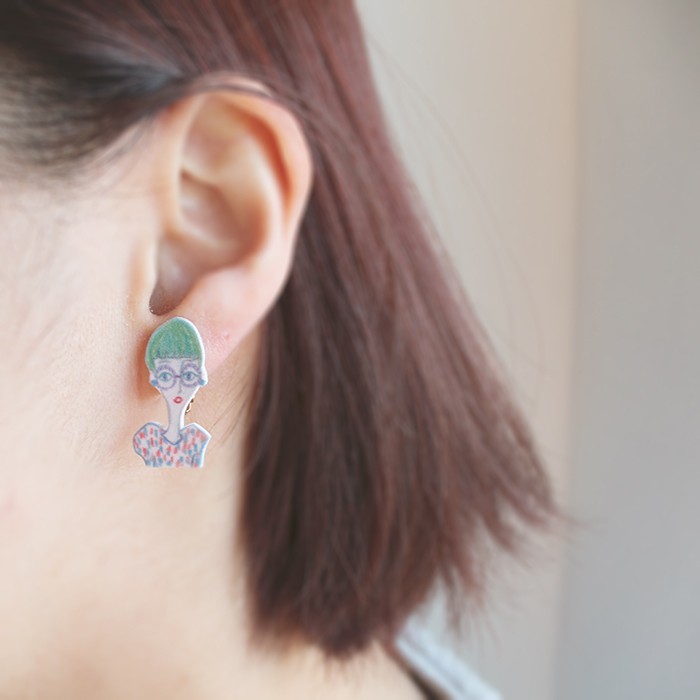 女の人と本のピアス イヤリング交換可 Iichi ハンドメイド クラフト作品 手仕事品の通販
