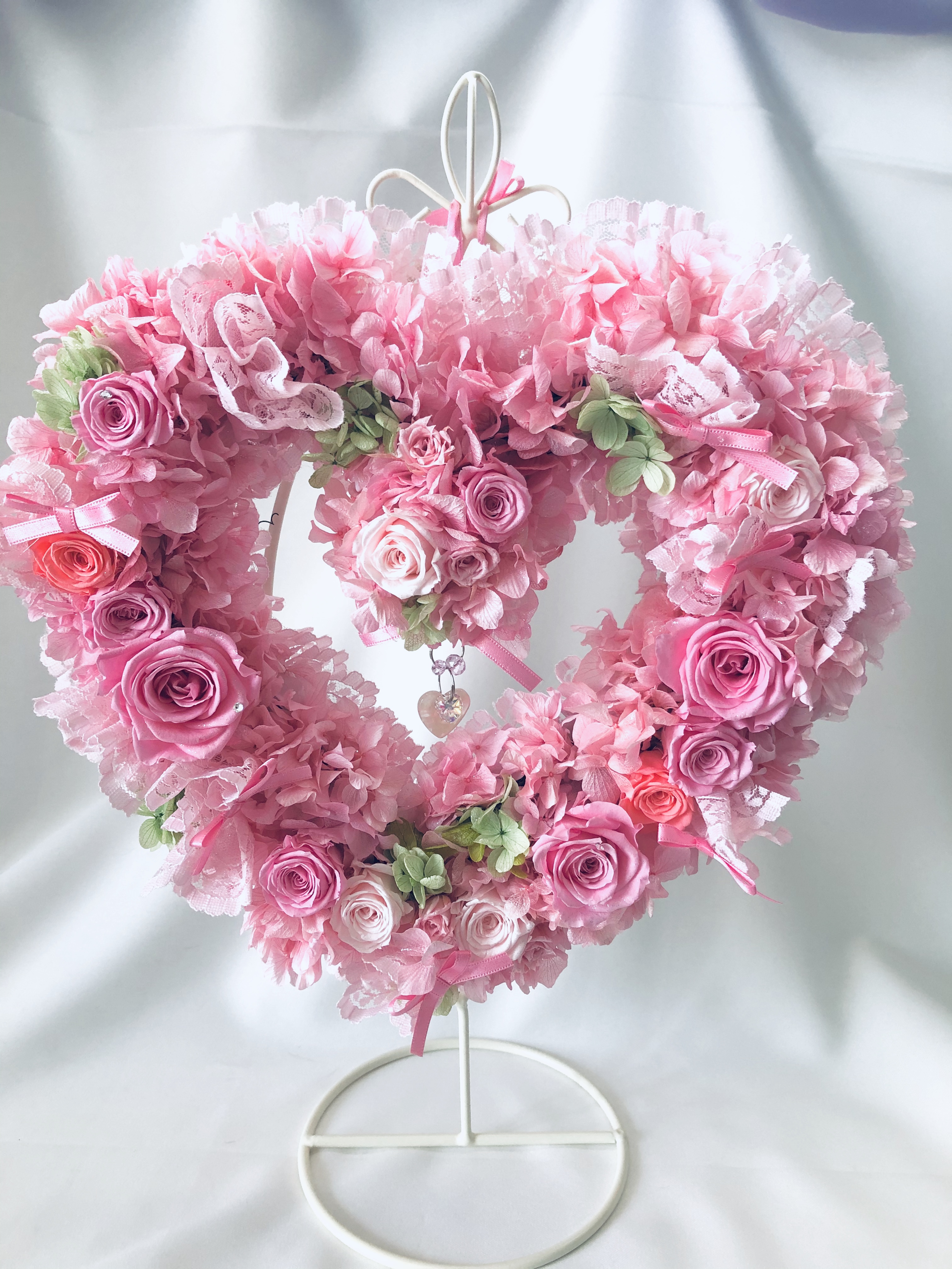 プリザーブドフラワー ハートリースアレンジ ピンク色の薔薇たちがハートのかたちに込めた愛のメッセージ Iichi ハンドメイド クラフト作品 手仕事品の通販