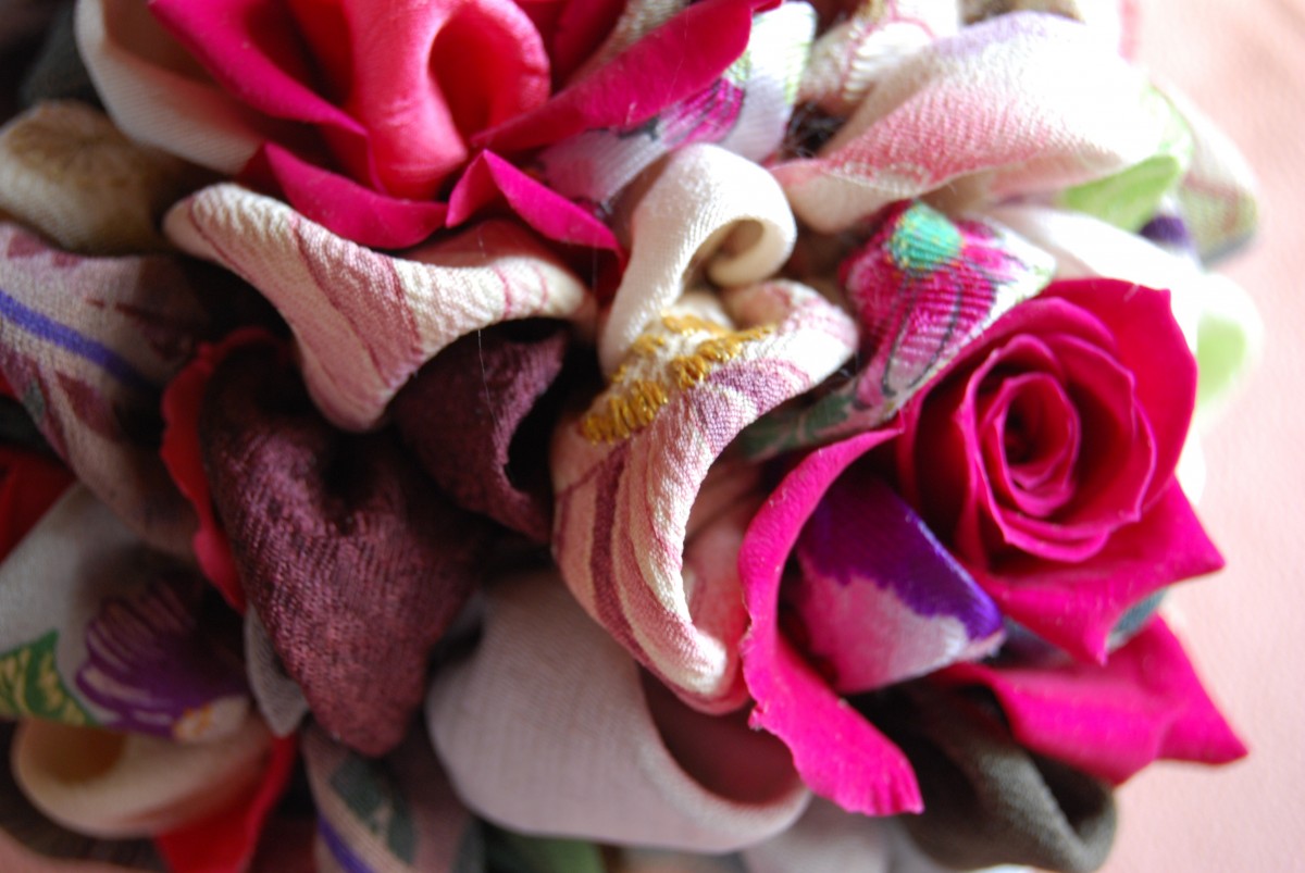 和布とプリザーブドローズの装花ー プリばらワーク 花すおう Iichi ハンドメイド クラフト作品 手仕事品の通販