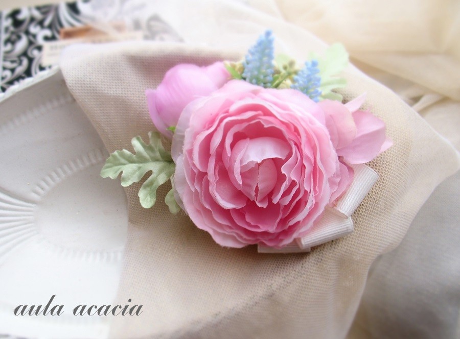 人気配色 ピンクのラナンキュラスに水色の花を添えたコサージュブローチ ヘッドドレス Iichi ハンドメイド クラフト作品 手仕事品の通販