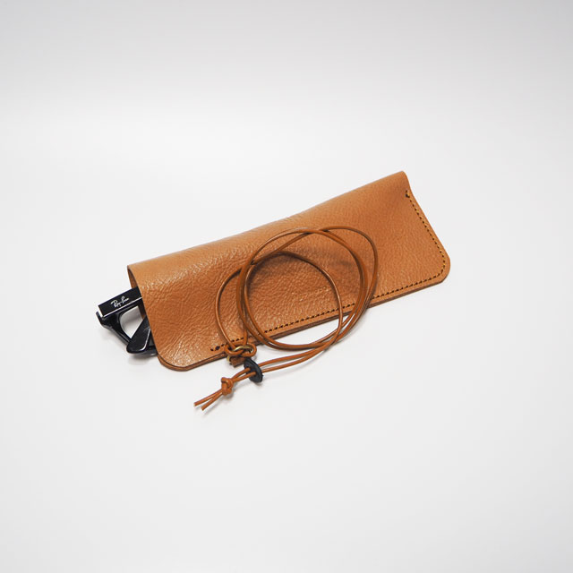 めがね入れ 革 手作り ネックストラップ付き ちょっとしたプレゼントにお勧めです キャメル Iichi ハンドメイド クラフト作品 手仕事品の通販