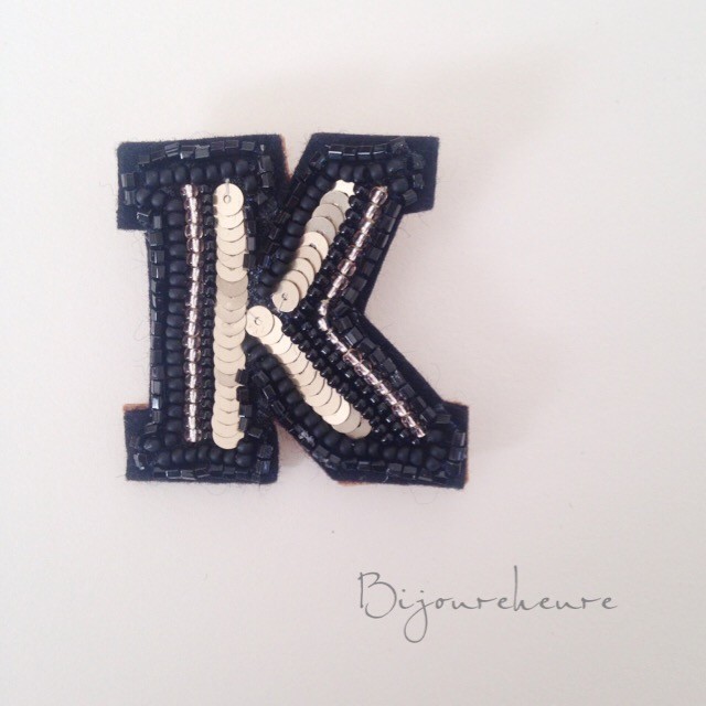 イニシャル刺繍ブローチ ｋ Iichi ハンドメイド クラフト作品 手仕事品の通販