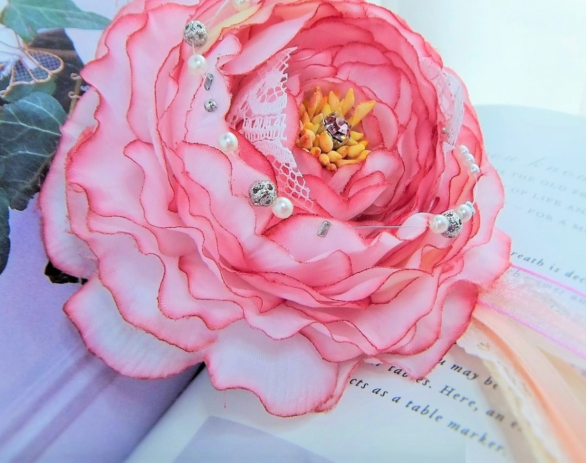 エルザの花飾り ラナンキュラス タッセル付き アイスピンク Iichi ハンドメイド クラフト作品 手仕事品の通販