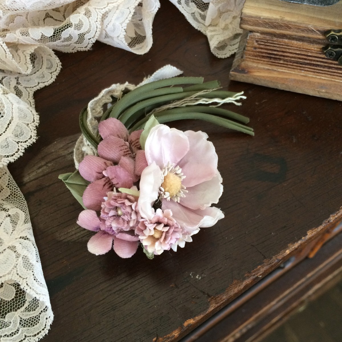 布花コサージュ 淡いピンクの野ばらやすみれの花束 Iichi ハンドメイド クラフト作品 手仕事品の通販