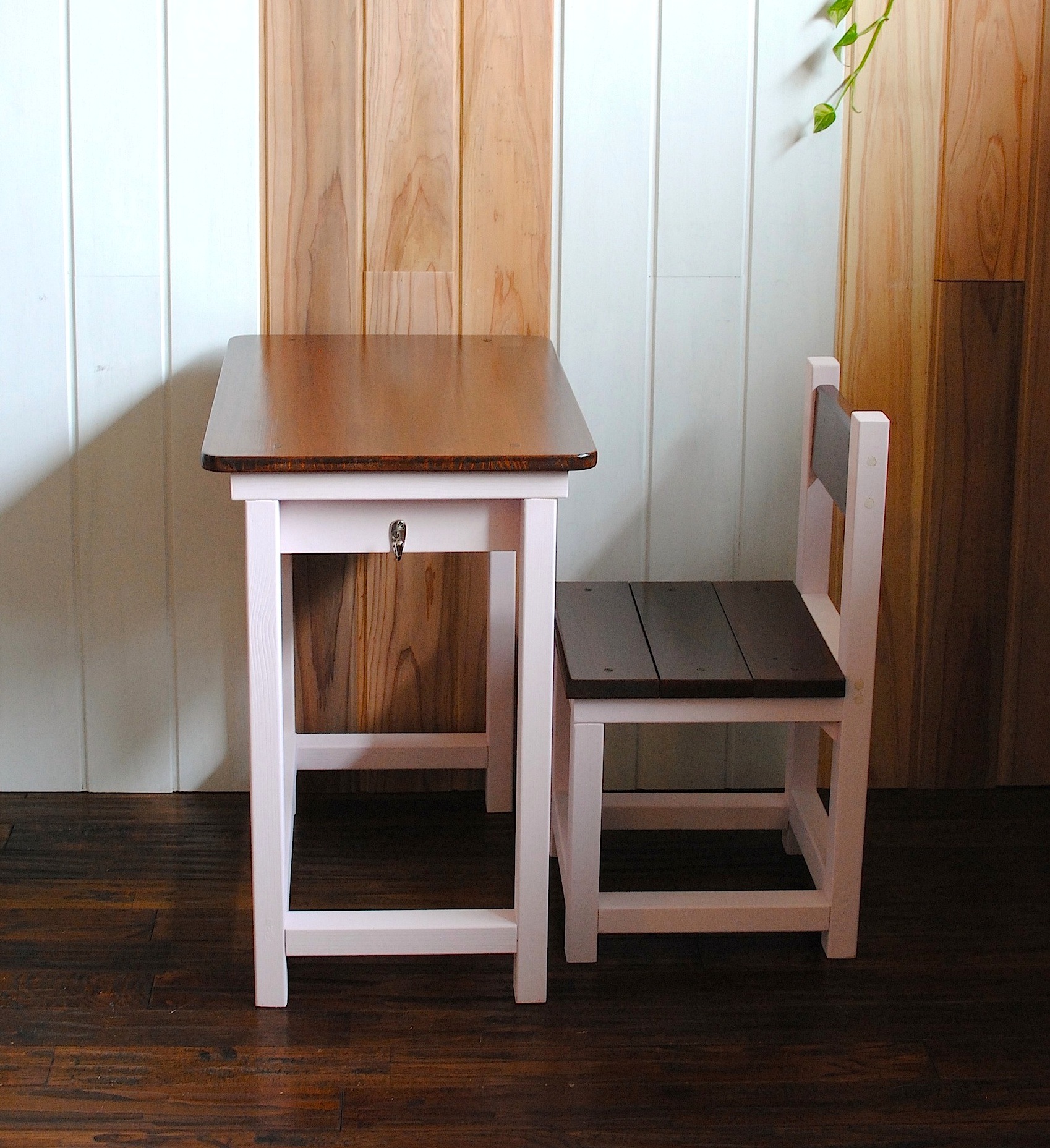 優しい桜色 いちごミルク チークカラーのレトロな小さい勉強机と椅子 Iichi ハンドメイド クラフト作品 手仕事品の通販