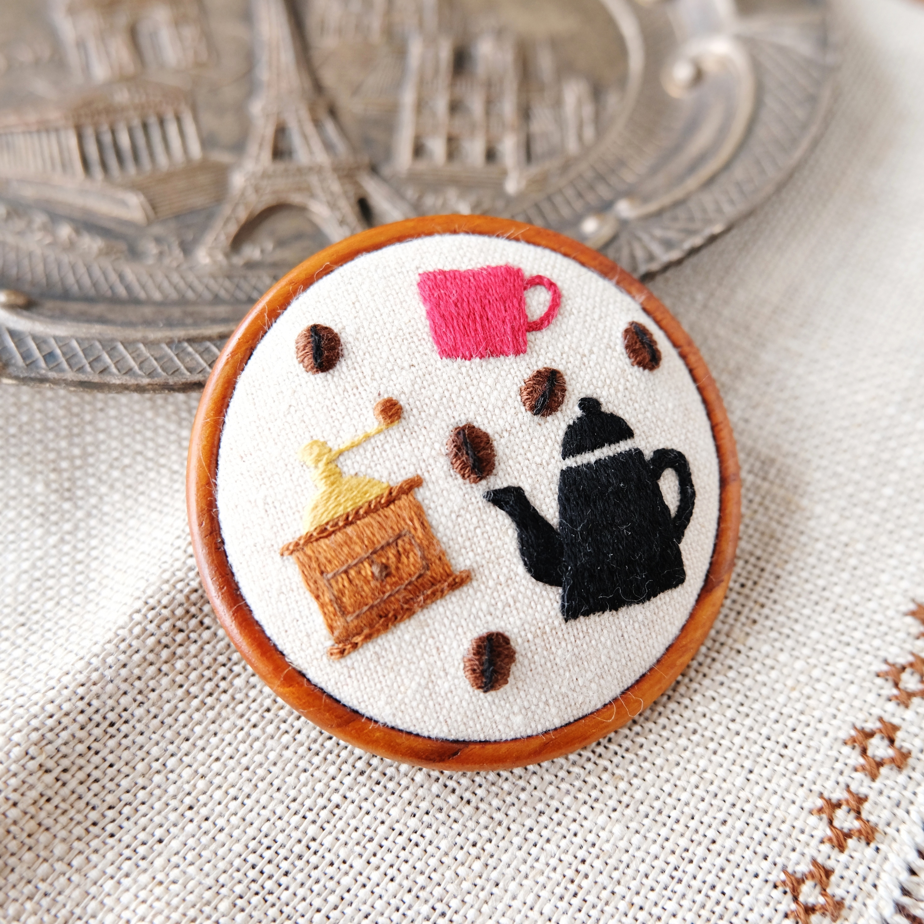 Cafeブローチ 大 赤 刺しゅう アクセサリー コーヒー Iichi ハンドメイド クラフト作品 手仕事品の通販