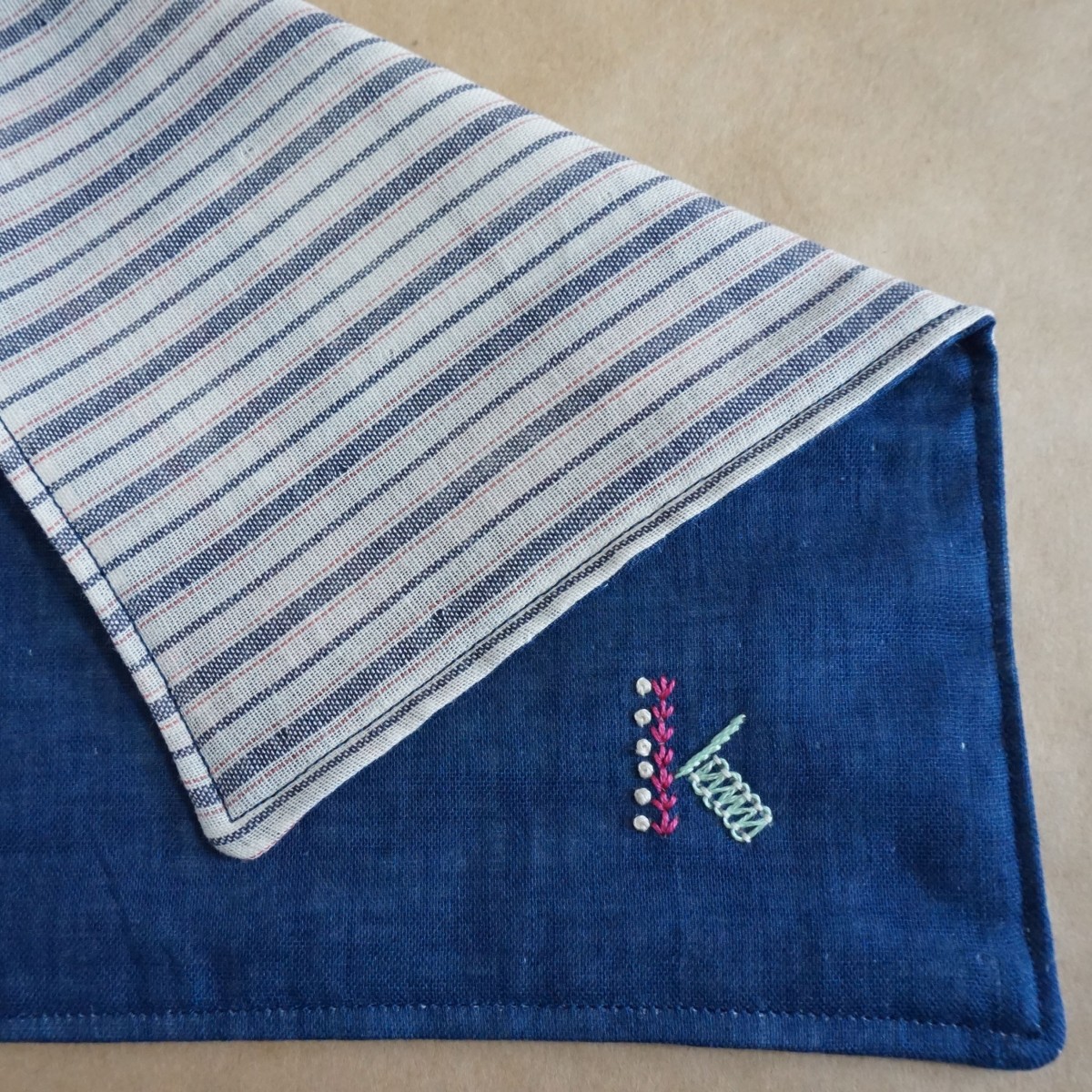 手刺繍入り4重ガーゼハンカチ イニシャル K Iichi ハンドメイド クラフト作品 手仕事品の通販