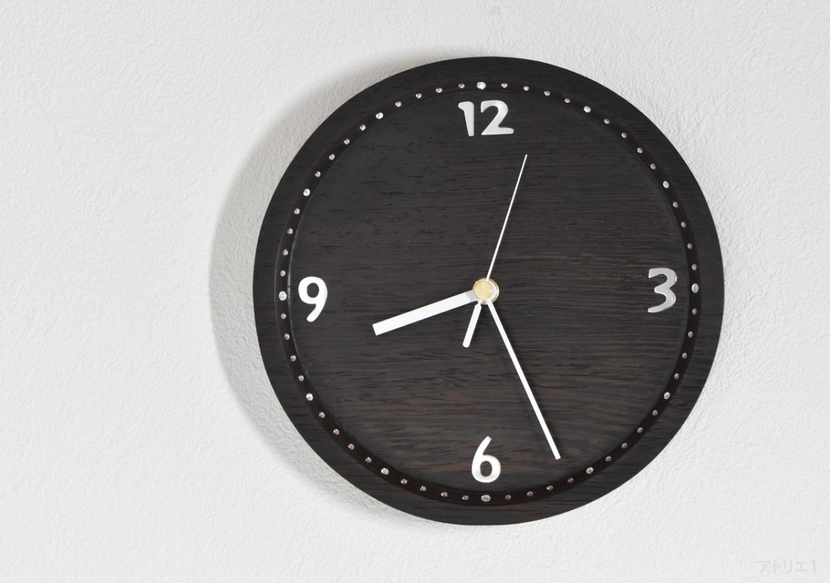 ウェンジの装飾的な木肌にスワロフスキーとステンレスの数字が輝く木の掛け時計 クオーツ時計 Iichi ハンドメイド クラフト作品 手仕事品の通販