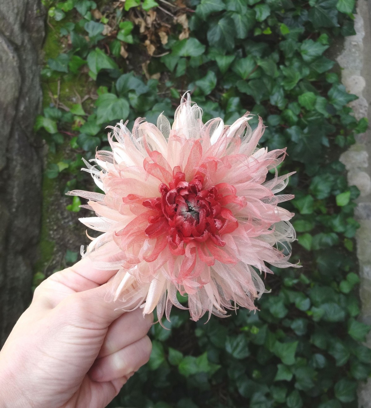 グラデーションのダリア 淡いレッド 2種シルク コサージュ Iichi ハンドメイド クラフト作品 手仕事品の通販