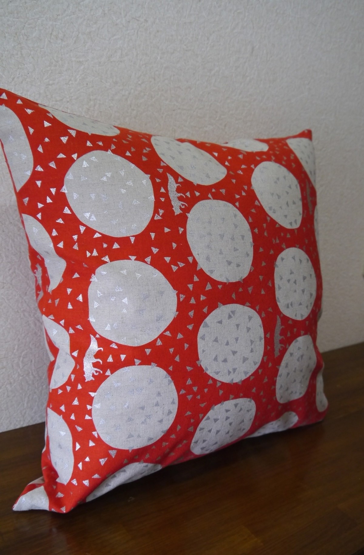 クッションカバー 大きめの水玉柄 オレンジ Iichi ハンドメイド クラフト作品 手仕事品の通販