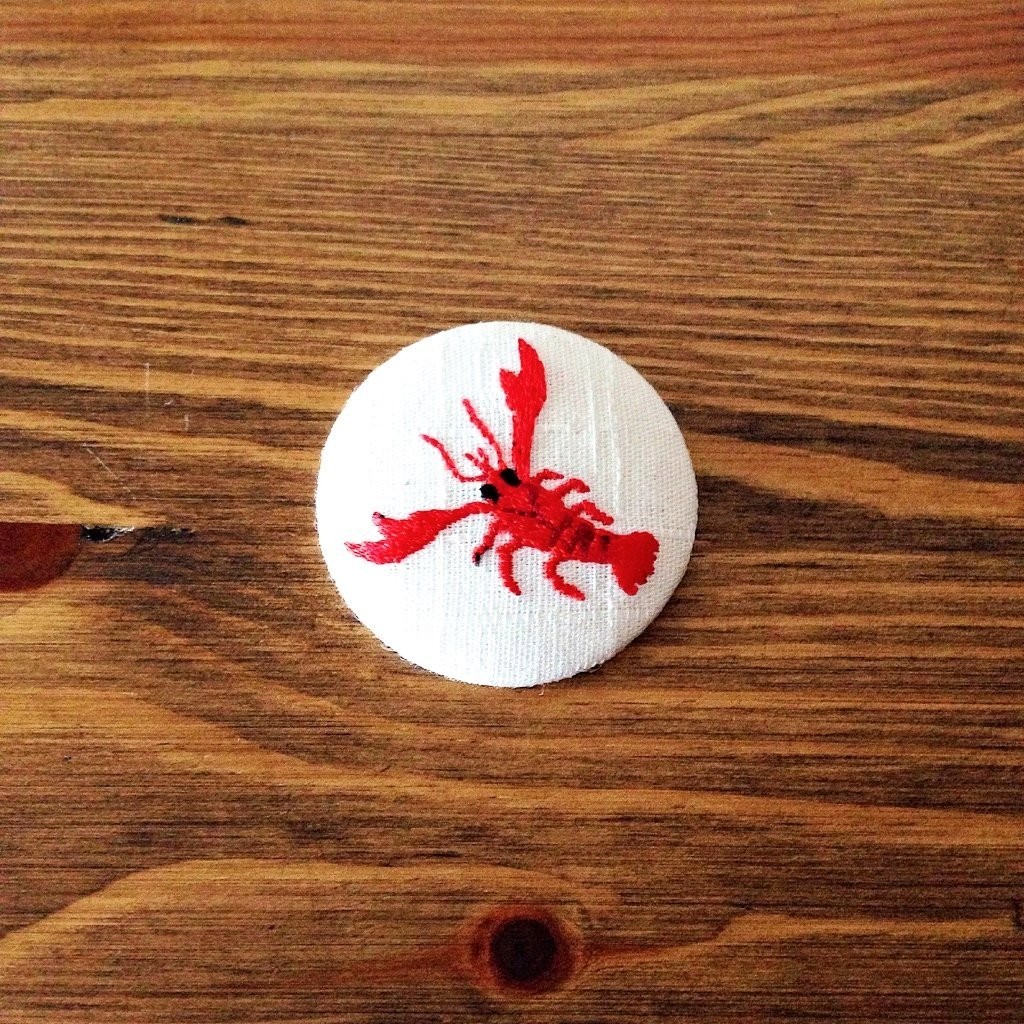 刺繍ボタンブローチ ザリガニ Iichi ハンドメイド クラフト作品 手仕事品の通販