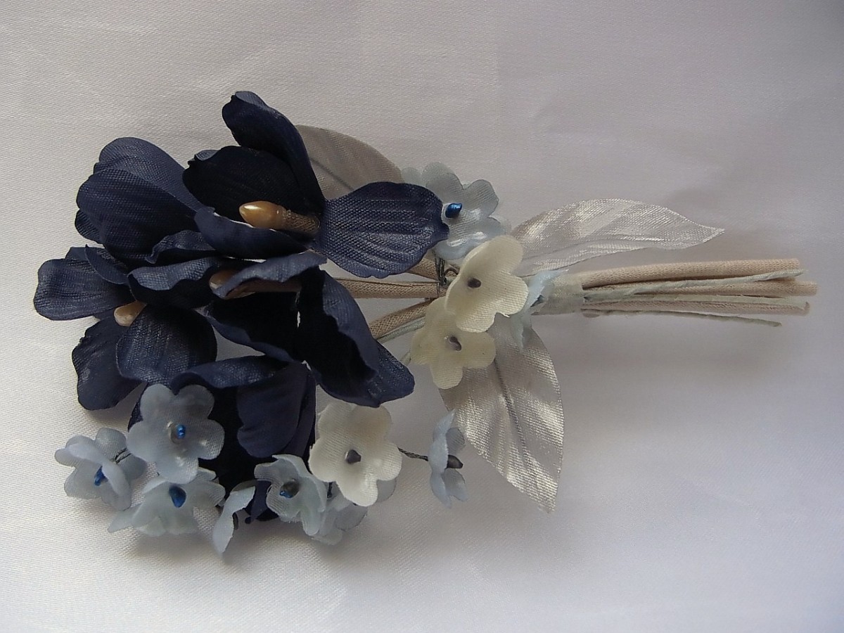 紺色の花とキラキラ小花のコサージュ Iichi ハンドメイド クラフト作品 手仕事品の通販