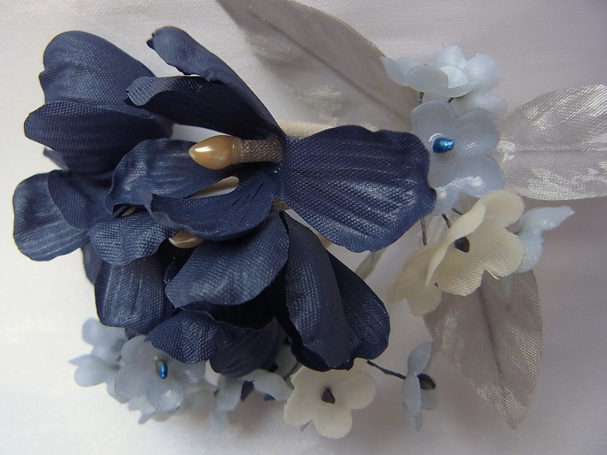 紺色の花とキラキラ小花のコサージュ Iichi ハンドメイド クラフト作品 手仕事品の通販