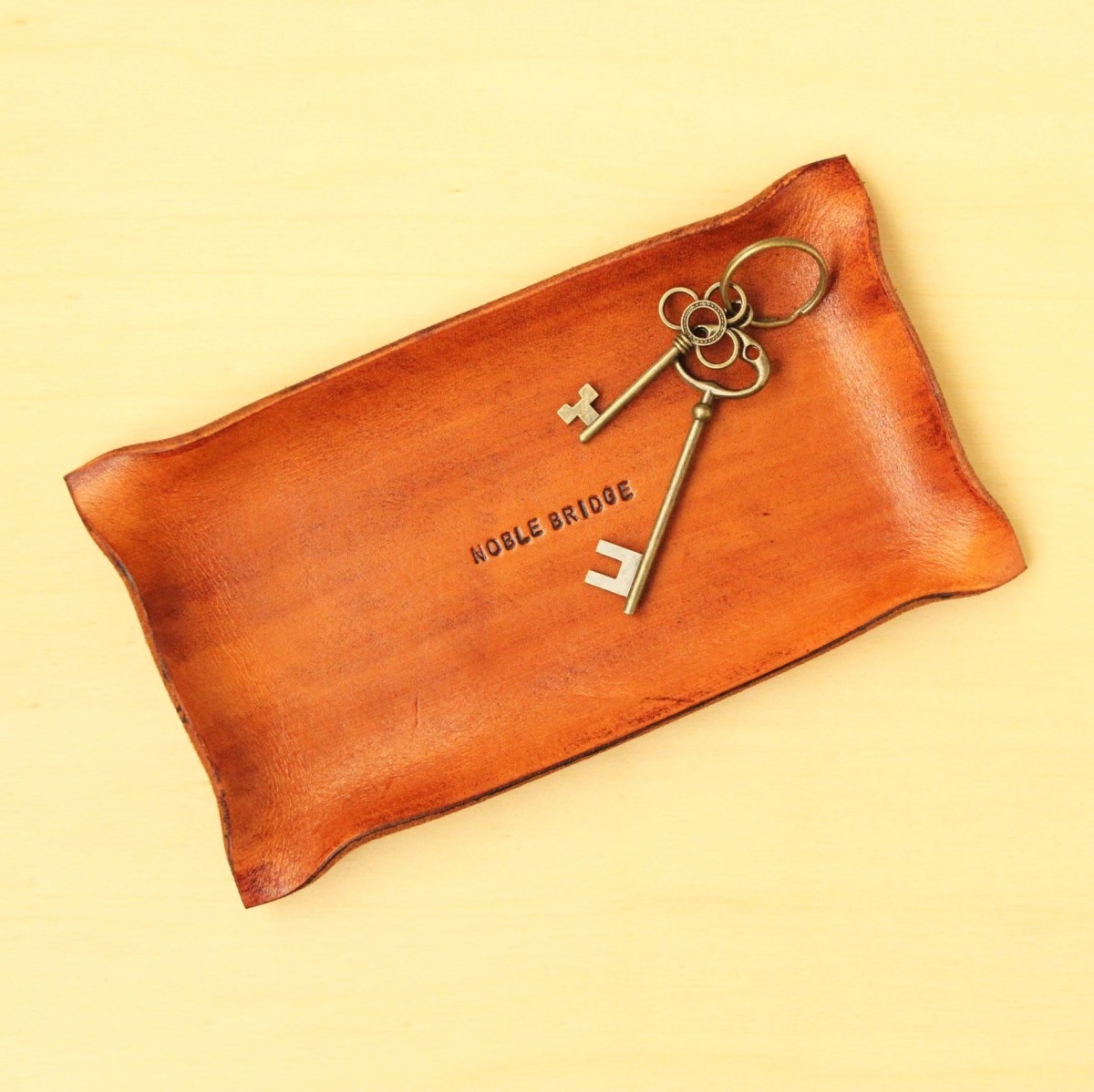 アンティークチックなレザートレイ 名入れ刻印 手打ち 手染め革 シンプル Iichi ハンドメイド クラフト作品 手仕事品の通販