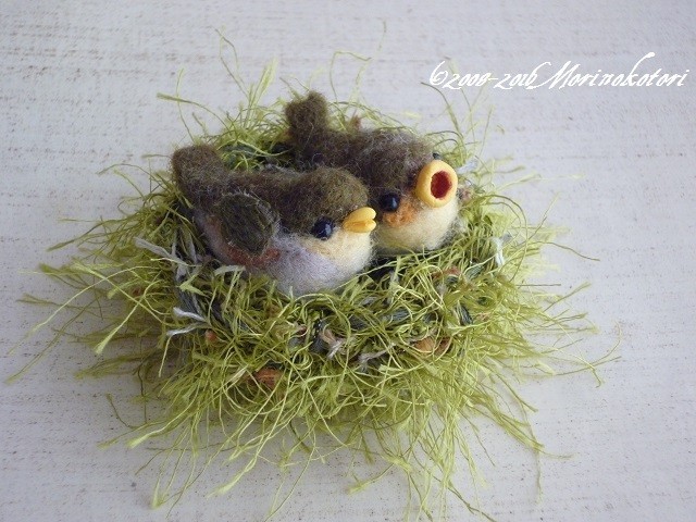 羊毛フェルト・鳥・巣に入ったメジロのヒナ2羽セット | iichi ハンドメイド・クラフト作品・手仕事品の通販 羊毛フェルト・鳥・巣に入ったメジロのヒナ2羽セット | iichi ハンドメイド・クラフト作品・手仕事品の通販