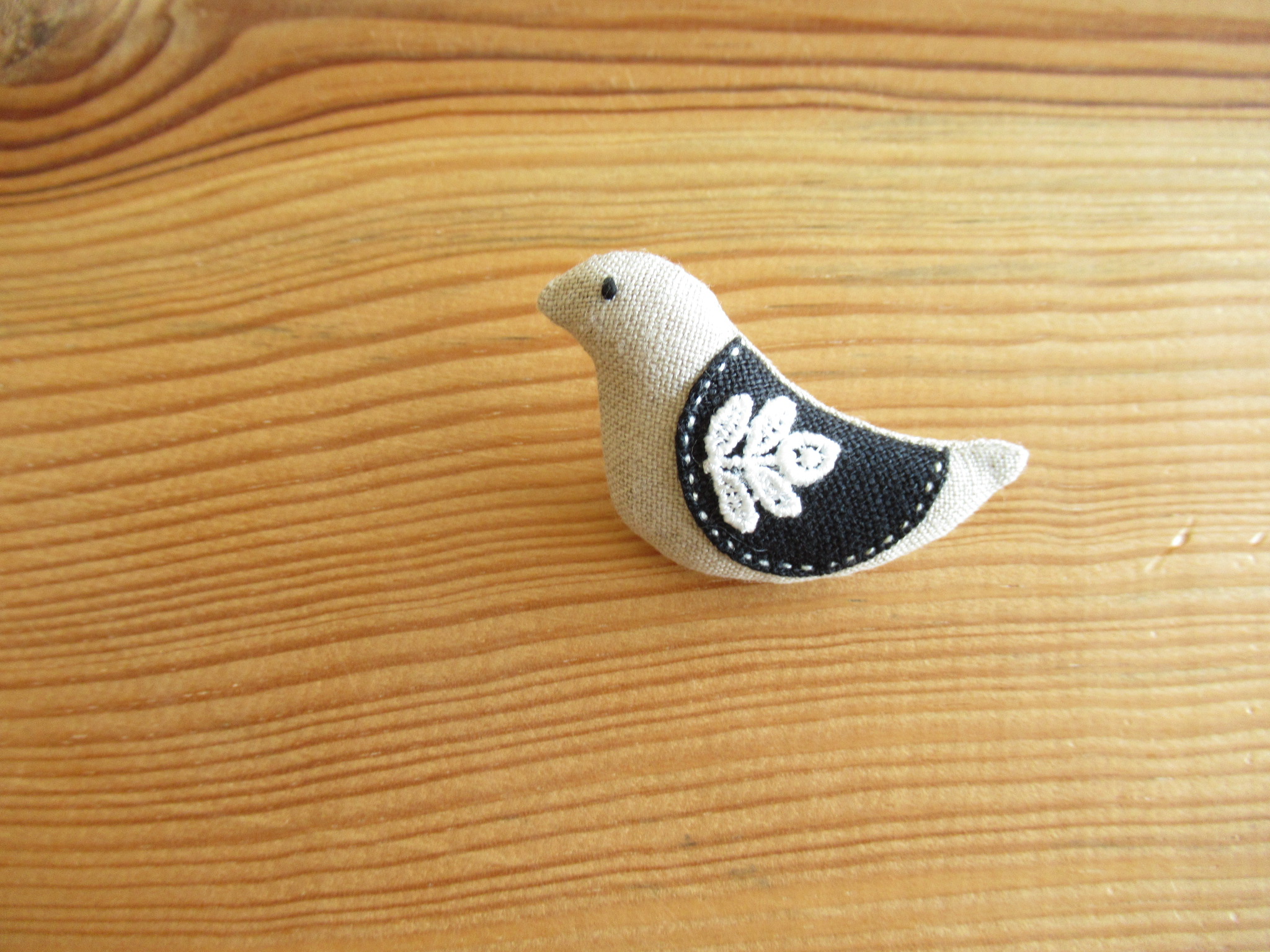 小鳥のブローチ ベージュに黒い翼 Iichi ハンドメイド クラフト作品 手仕事品の通販