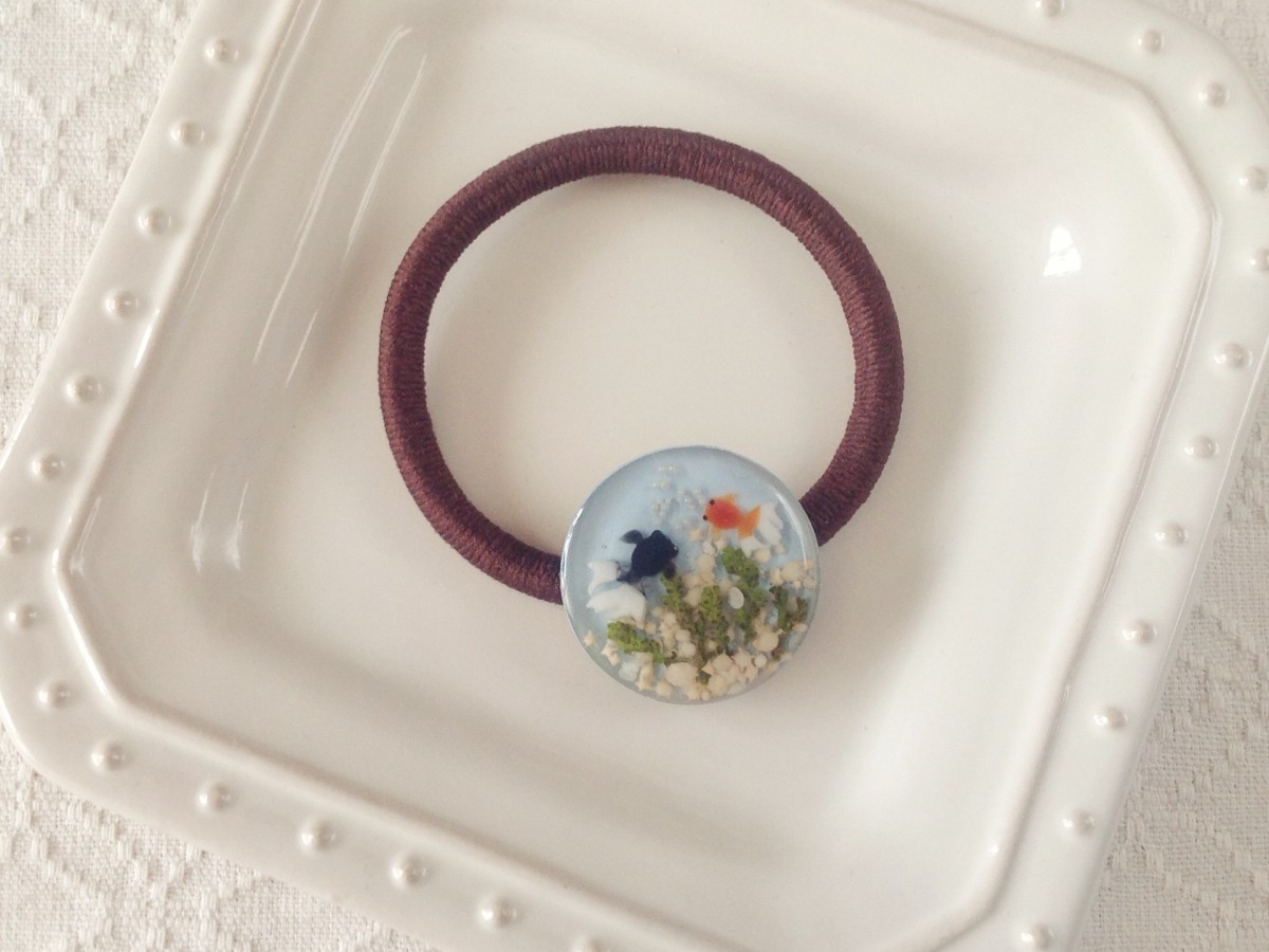 金魚のヘアゴム 黒の出目金と赤の金魚 Iichi ハンドメイド クラフト作品 手仕事品の通販