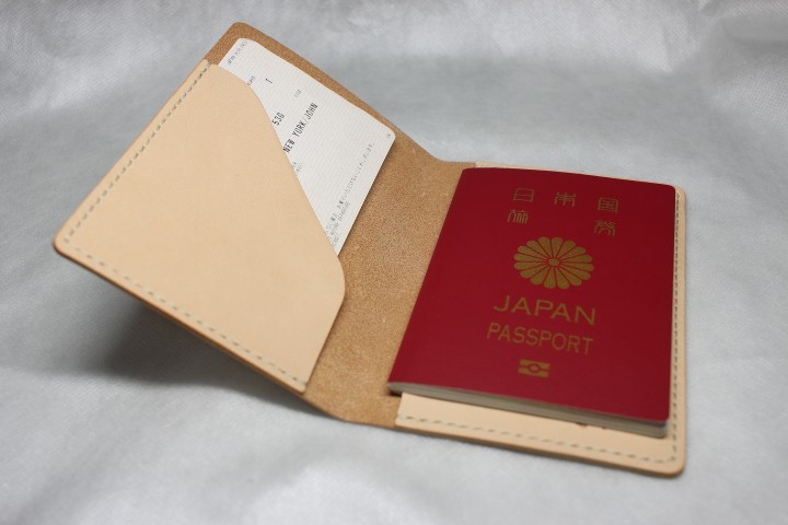 ヌメ革 手縫いのパスポートケース ナチュラル色 Iichi ハンドメイド クラフト作品 手仕事品の通販