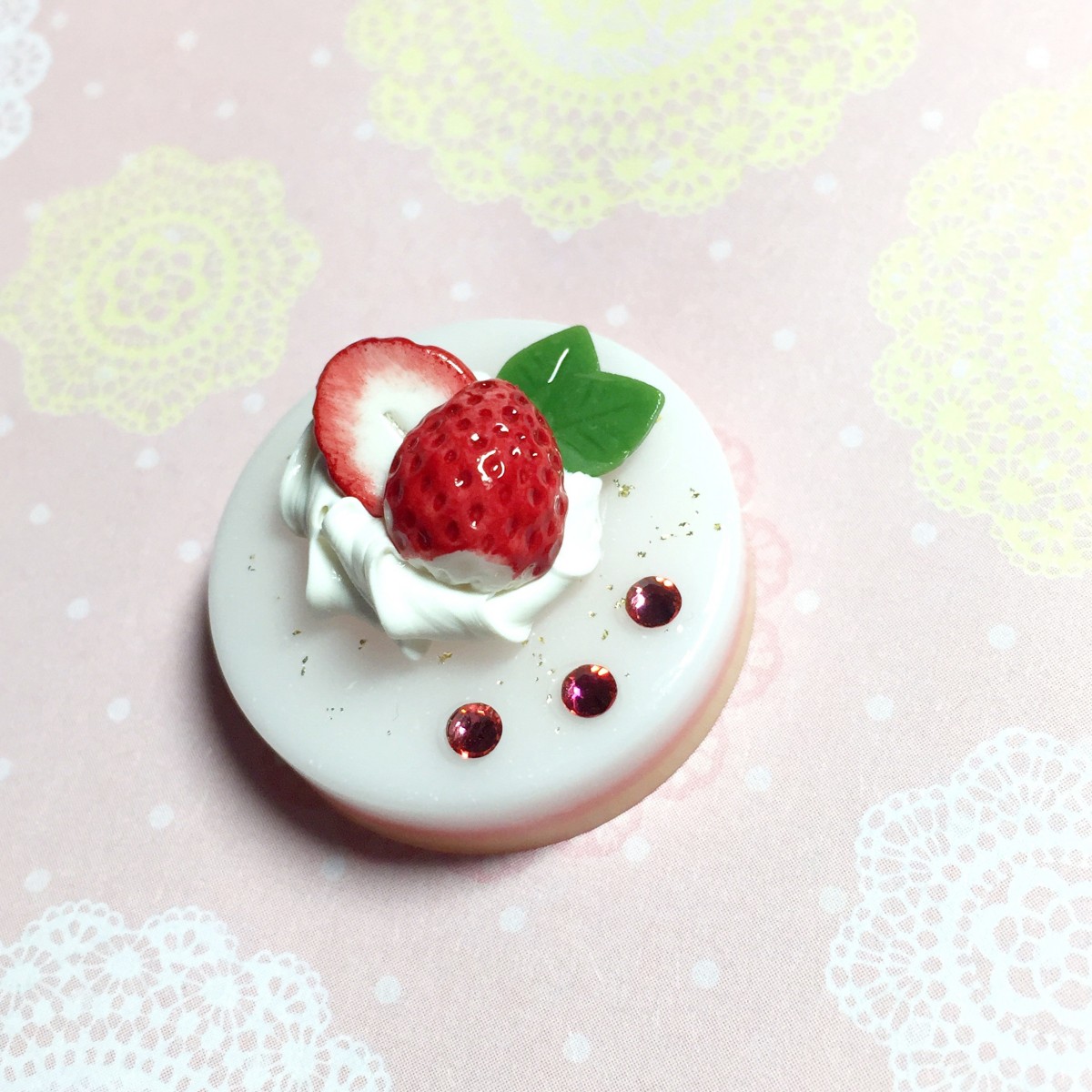 いちごcircleケーキのブローチ Iichi ハンドメイド クラフト作品 手仕事品の通販