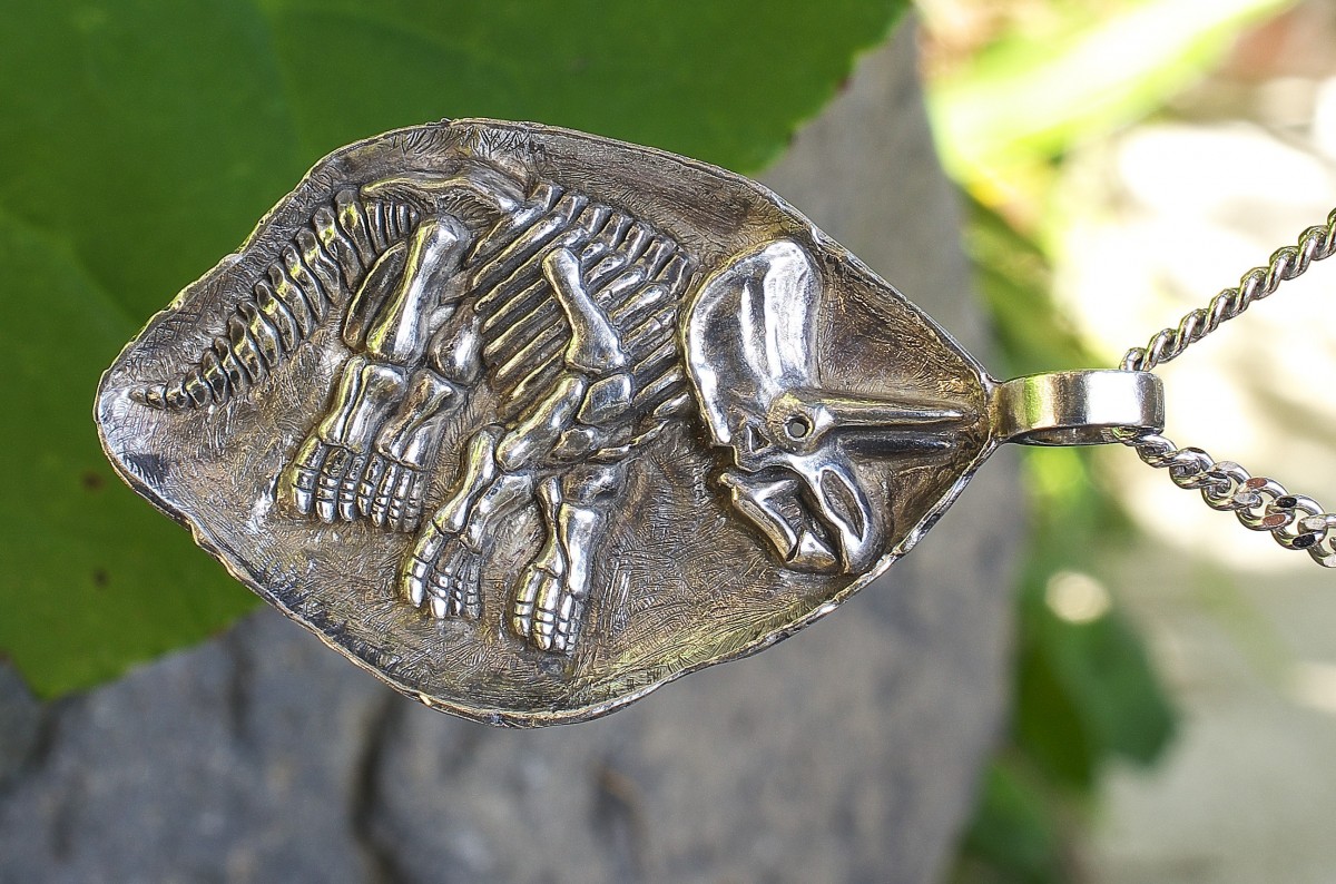 aliita-necklace-dinosaur-gold-