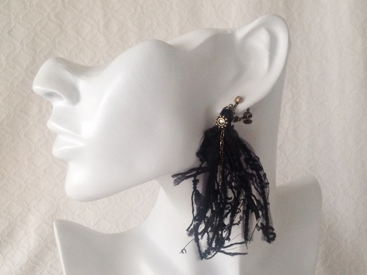 オシャレ糸のアシンメトリーイヤリング ブラック Iichi ハンドメイド クラフト作品 手仕事品の通販