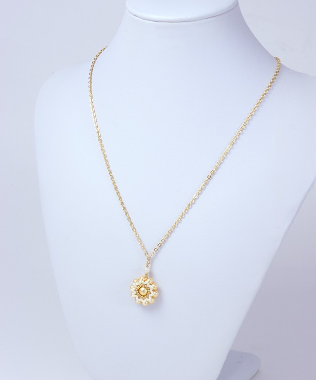 イエローゴールドの花モチーフのネックレス Iichi ハンドメイド クラフト作品 手仕事品の通販