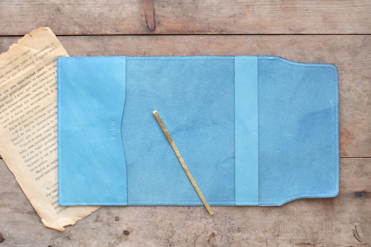 藍染革 Migaki 空色 文庫本ブックカバー 真鍮しおり付 Iichi ハンドメイド クラフト作品 手仕事品の通販