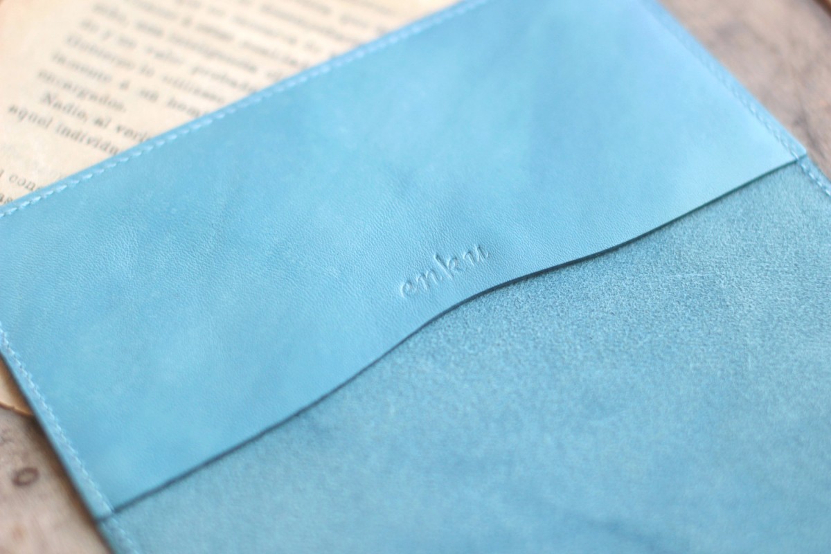 藍染革 Migaki 空色 文庫本ブックカバー 真鍮しおり付 Iichi ハンドメイド クラフト作品 手仕事品の通販
