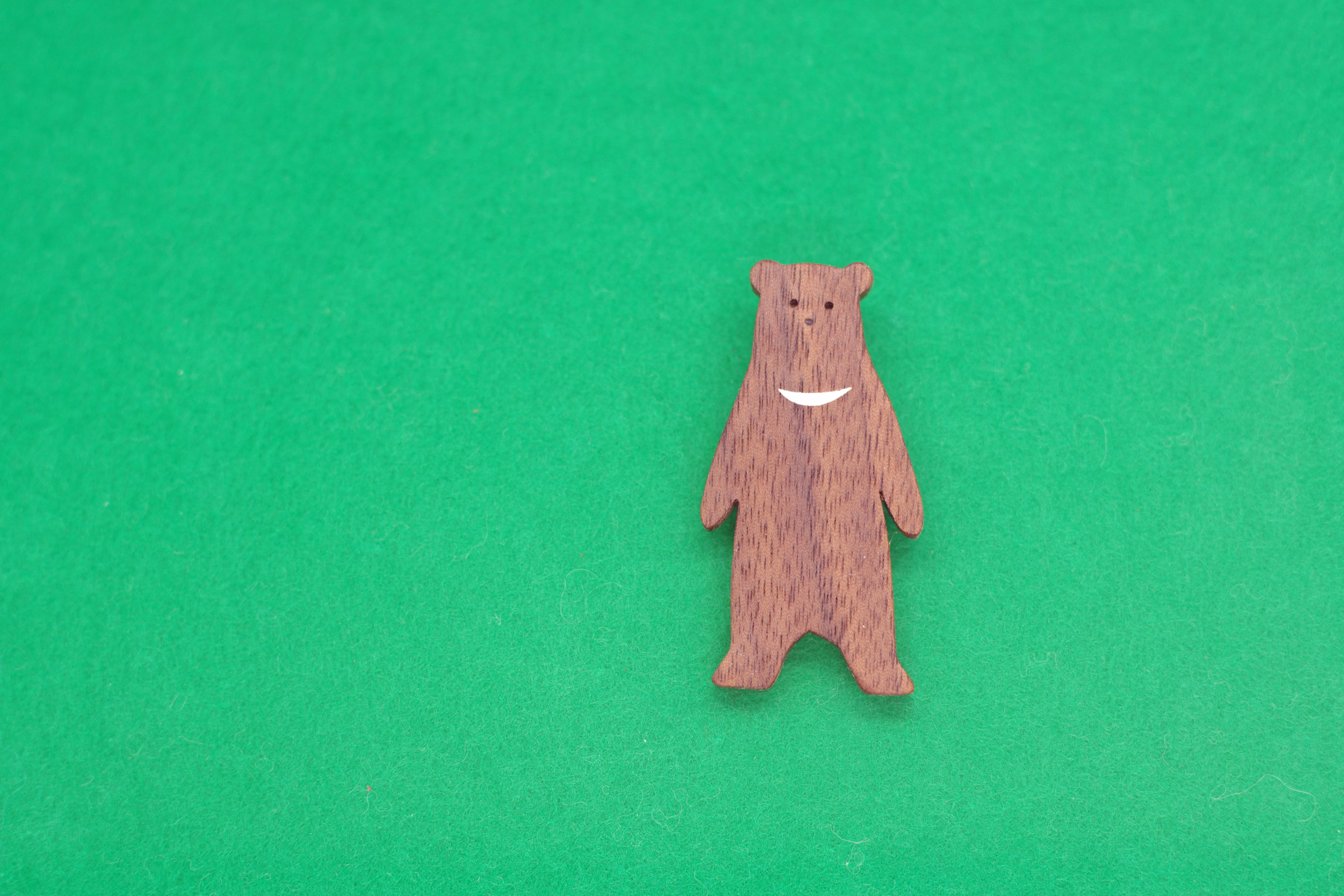 ツキノワグマ 熊 木のブローチ Iichi ハンドメイド クラフト作品 手仕事品の通販