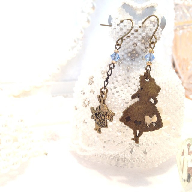 不思議の国のアリス ピアス 1 | iichi ハンドメイド・クラフト作品・手