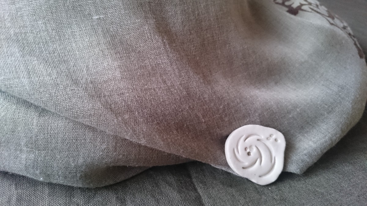 Sold Out 陶器ブローチ くるくるり オフホワイト Iichi ハンドメイド クラフト作品 手仕事品の通販