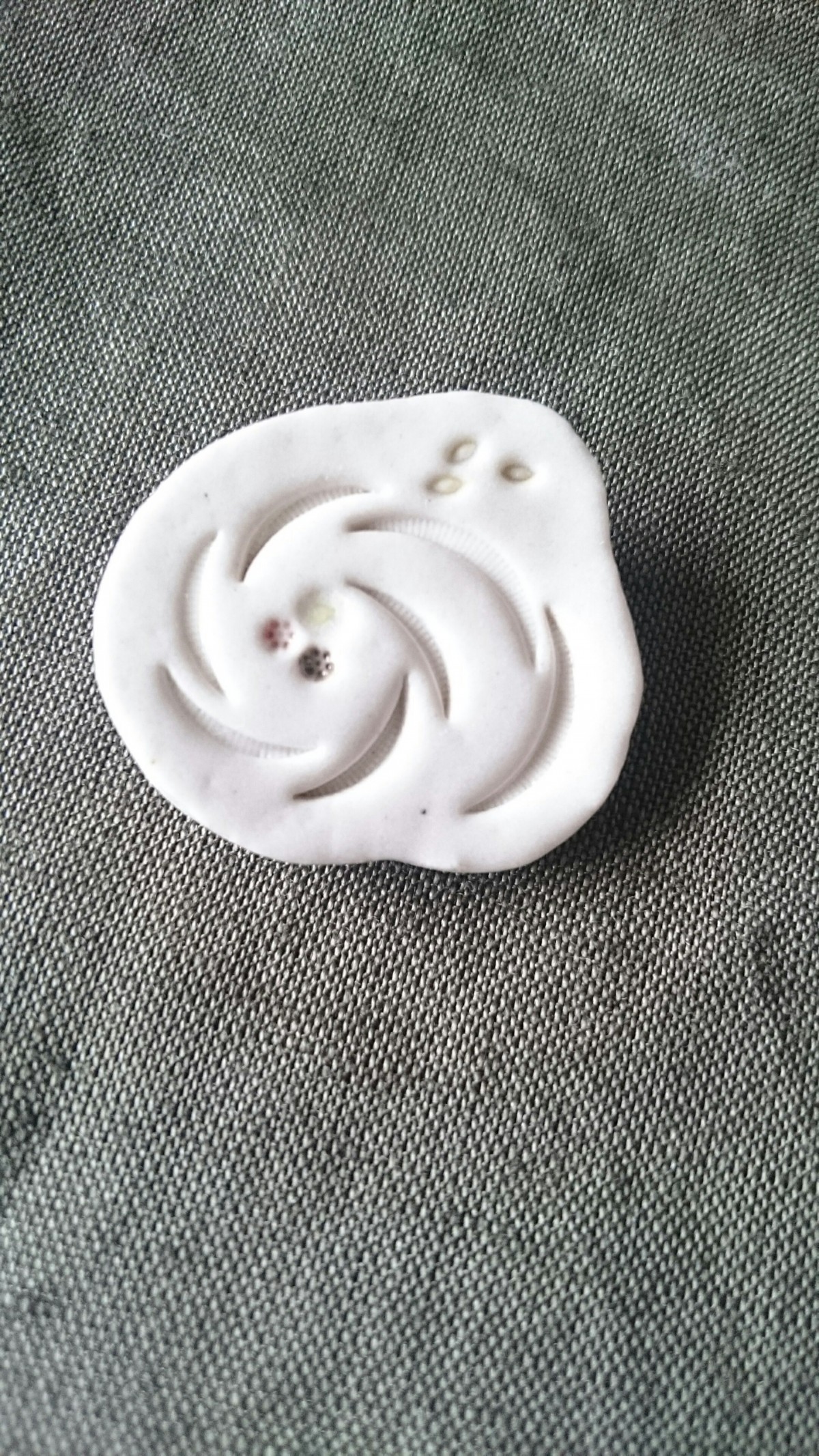 Sold Out 陶器ブローチ くるくるり オフホワイト Iichi ハンドメイド クラフト作品 手仕事品の通販