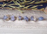 原石のタンザナイトとダイヤモンドクォーツのピアス