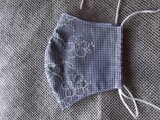 刺繍入りギンガムチェックの立体マスク